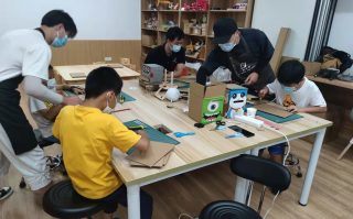 家庭科技实践活动 亲子教育新潮流，他们巧手玩转“太空陀螺”